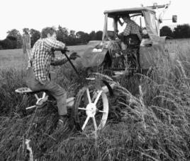 Vater und Sohn: Immer mal wieder werden alte Landmaschinen repariert und ausprobiert!