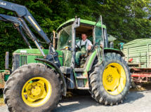 Ralf Rittierott ist mit einem der Erntewagen während der Getreideernte unterwegs - gut abgestimmte Teamarbeit ist gefragt!